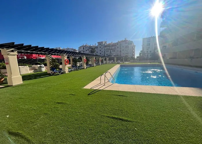 Heart Of Puerto Banus Newly Renavated Free Parking , Wifi ,Pool,Gym,Padel Court