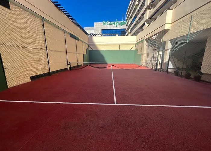 Heart Of Puerto Banus Newly Renavated Free Parking , Wifi ,Pool,Gym,Padel Court