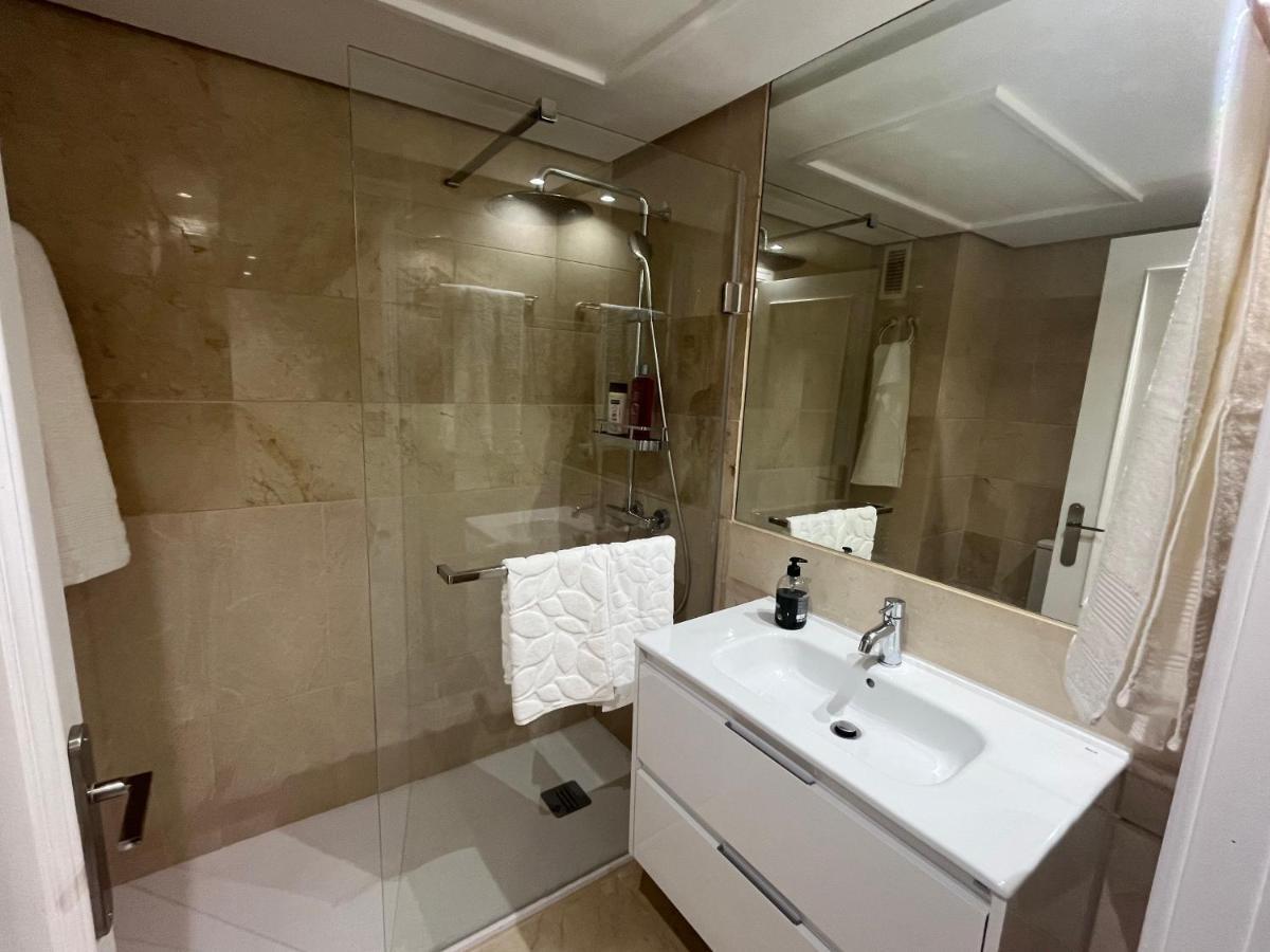 Apartament Heart Of Puerto Banus Newly Renavated Free Parking , Wifi ,pool,gym,padel Court *